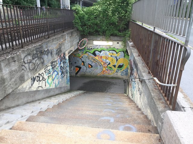 Eingang zur Unterführung - für Rollstuhlfahrer nicht zu bewältigen. | Foto: SKN