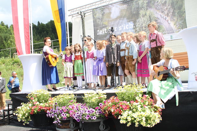 Die Kinder der Volksschule Opponitz brachten beim Festakt das "Radweglied" zum Besten. | Foto: Stefan Hackl