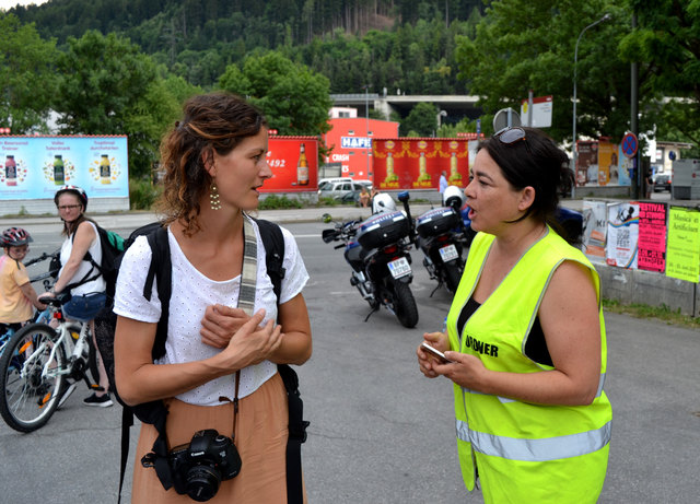 Die Innsbrucker Gemeinderätin Angie Eberl (r.) bei der Vorbereitung der Fahrrad-Demo