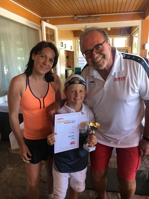 Turnierleiterin Sylvia Ramskogler, U10-Sieger Tobias Göldner, OÖTV-Präsident Hans Sommer. | Foto: ATSV Casa Moda Steyr