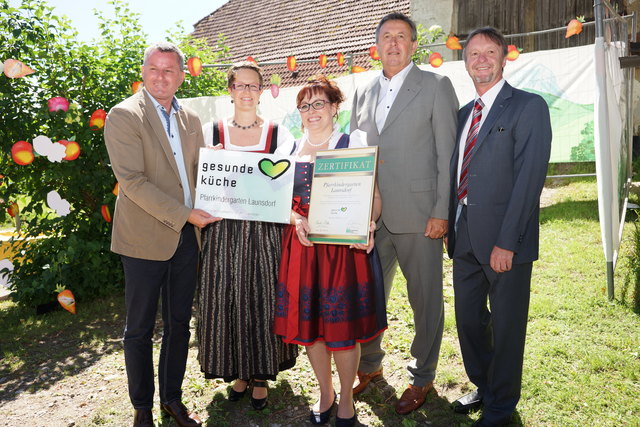 Übergabe: LAbg. Günter Leikam, Katharina Wurmitzer, Köchin Petra Moser, Bgm. Konrad Seunig und Franz Wutte (von links) | Foto: KK