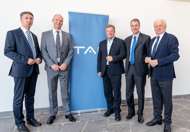 Markus Einhauer (Bürgermeister Tristach), Dirk Strack (Geschäftsführer TAL Österreich), Ing. Dr. Bernhard Tilg (Landesrat für Gesundheit und Universitätsangelegenheiten), Alessio Lilli (General Manager TAL), Pail Unterweger (Viepräsident Industriellenvereinigung Tirol), während der Veranstaltung 50 Jahre TAL, Brücke zwischen Italien, Österreich und Deutschland im Gemeindezentrum Tristach, am Donnerstag den 22. Juni , anlässlich des 50-Jahr-Jubiläum der Inbetriebnahme der Transalpine Ölleitung (v.l.). | Foto: EXPA/ Johann Groder