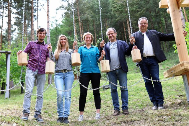 Die Verantwortlichen sind stolz auf den neuen Märchenwald: Daniel Rundl (TVB Tiroler Oberland), Bettina Thöni (Ortsobfrau Ried und Vorstandsmitglied TVB Tiroler Oberland), Simone Reimair (Regionalmanagement Landeck), TVB-Obmann Armin Falkner und Bgm. Elmar Handle. | Foto: TVB Tiroler Oberland/Kurt Kirschner