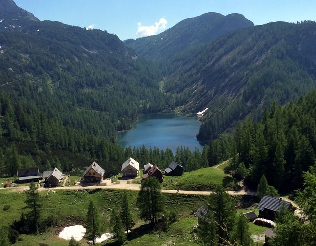 Mehrere Seen und auch noch ein wenig Schnee gibt es auch im Juni auf der Tauplitzalm. Groß- und Schwarzensee sind gut bekannt, hier der Steyrersee, in dem man heute sicher ein erfrischendes Bad nehmen könnte.