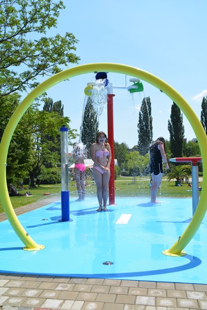 Der neu errichtete Wasserspielplatz wird von den Kindern gerne angenommen.