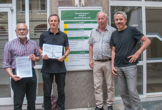 Franz Zirngast (Arbeitskreis zum Schutz der Koralpe),
Andreas Mathauer (Sprecher der Bürgerinitiative "Nein zum Industriepark Koralm"), Walter Hingel (Arbeitskreis...) und Heinz Pansi (Bürgerinitiative)
vor dem Amt der Steiermärkischen Landesregierung, Abteilung 13. | Foto: KK