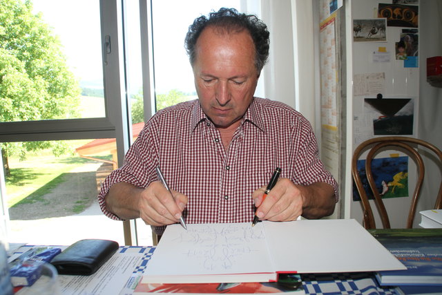 Spiegelschrift: Künstler Hans Weyringer in seinem Element.