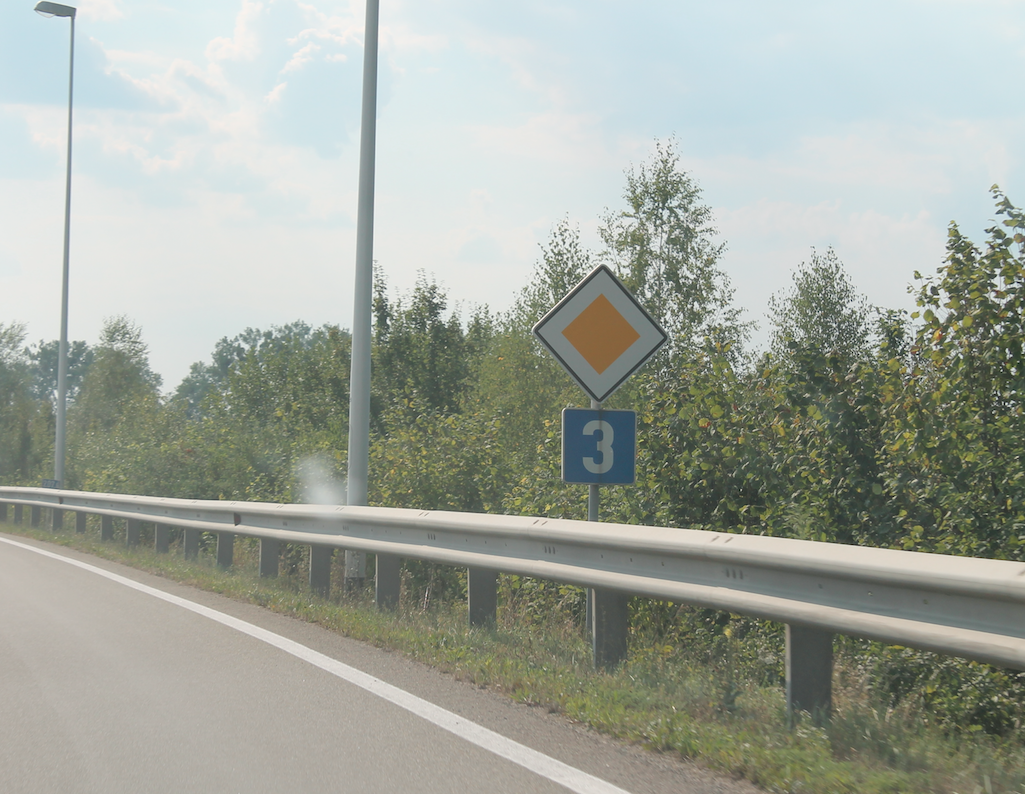 Eine Frau wollte mit ihrem Auto die B3 überqueren und übersah dabei den Motorradlenker. - Symbolbild