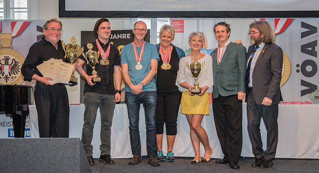 v.l. Obmann Reinhold Schiemer, Ronald Diensthuber, Christian Pucher, Michaela Pucher, Carmen Sauerbier, Dr. Manfred Enser, VÖAV Präsident Ewald Schmelz
