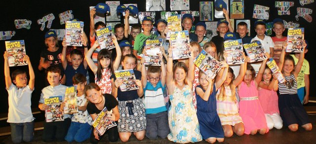 Die Kinder präsentieren ihr eigene Zeitung