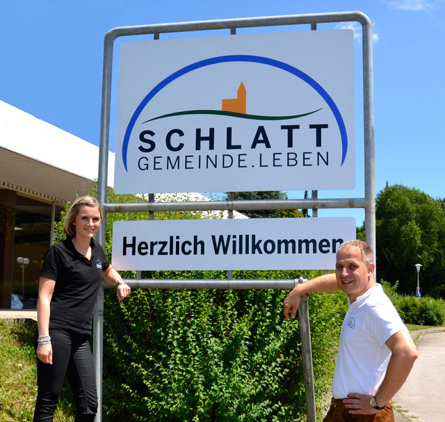 Mitarbeiterin Kathrin Neckermann und Bürgermeister Christian Mader vor der neuen Willkommenstafel. | Foto: Gemeinde