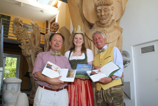 Hans Weyringer und Helmut Mödlhammer mit Heukönigin Magdalena Barth.