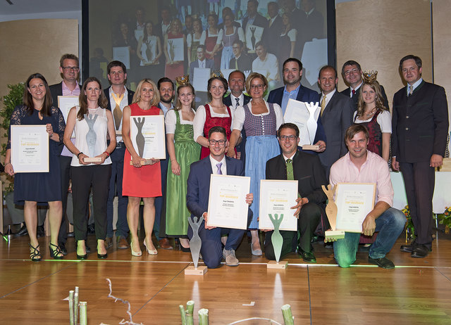 1. Reihe – kniend (v.l.): Johann Schöller jun., Stefan Müller, Bernd Baumgartner;
Hintere Reihen (v.l.): Alexandra Mair, Robert Nadler, Angelika Hurst, Bernhard Ecker, Claudia Aumann, Christoph Metzker von der RWA, Vizeweinkönigin Teresa Dietl, Weinkönigin Julia Herzog, NV-Vorstandsdirektor Bernhard Lackner, Landeshauptfrau Johanna Mikl-Leitner, Andreas Urban, Vizepräsident der Landwirtschaftskammer NÖ Otto Auer, Vizepräsident NÖ Weinbauverband Reinhard Zöchmann, Vizeweinkönigin Melanie Moser u
