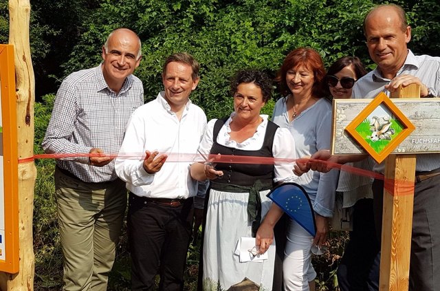 George Overs von der Tourismusregion, LR Christian Benger, Michaela Widnig-Tiefenbacher, Vorsitzende des TVB Finkenstein und Bgm. Christian Poglitsch eröffneten mit den ersten Besuchern die Fuchsfährte | Foto: KK/Land Kärnten