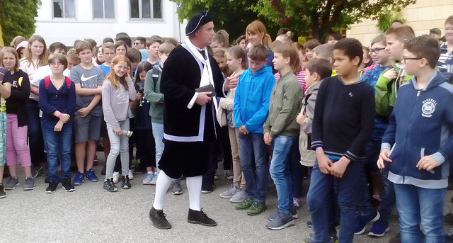 Peter Schwebach spielte vor Schülern. | Foto: Würfelspielgemeinde