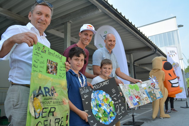Werner Knausz, Gregor Schlierenzauer und Stefan Hohenauer mit Kufsteiner Volksschülern und deren Mülltrennplakaten.