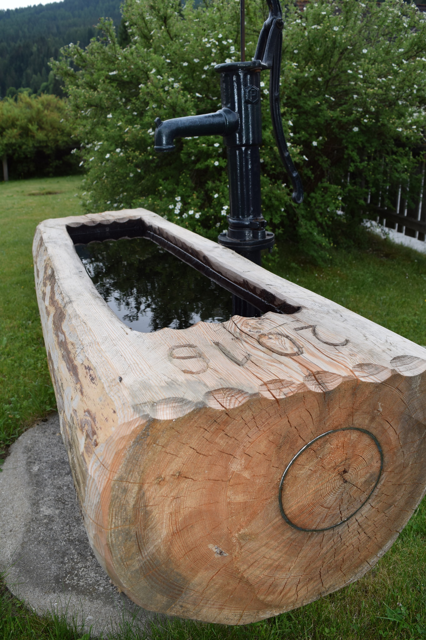 Ein Leierbrunnen aus GroßglocknerHolz Lungau