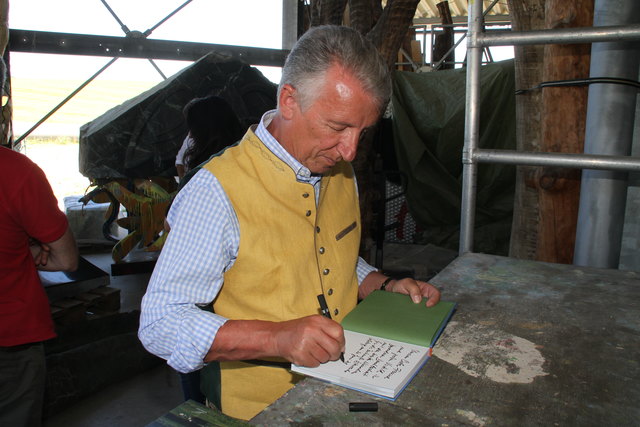 Helmut Mödlhammer signiert ein Buch der Bio-Region, das an Vizekanzler Sebastian Kurz anlässliche seines Besuchs in Salzburg übergeben wurde.