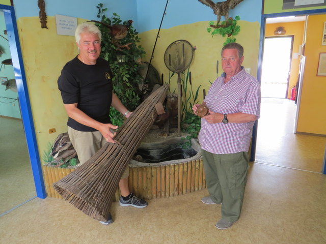 Alte Fischereiutensilien und moderne Angelgeräte sind im Fischereimuseum zu sehen, die Norbert Bitzinger und Heinz Pummer Interessierten zeigen.