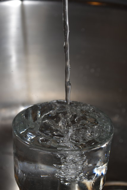 Der Mensch braucht täglich mindestens 1,5 Liter Wasser. Im Wasserschloss Tirol bietet sich Leitungswasser an.