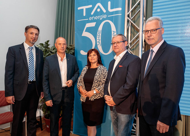 Markus Einhauer (Bürgermeister Tristach), Sandy Klun (Bürgermeister San Dorligo), Erika Rogl (Bürgermeisterin Kals am Grossglockner), Wolfgang Viertler (Bürgermeister Mittersill), Karl Popeller (Bürgermeister Ainet) während der Veranstaltung 50 Jahre TAL, Brücke zwischen Italien, Österreich und Deutschland im Gemeindezentrum Tristach, am Donnerstag den 22. Juni, anlässlich des 50-Jahr-Jubiläum der Inbetriebnahme der Transalpine Ölleitung. | Foto: EXPA/ Johann Groder