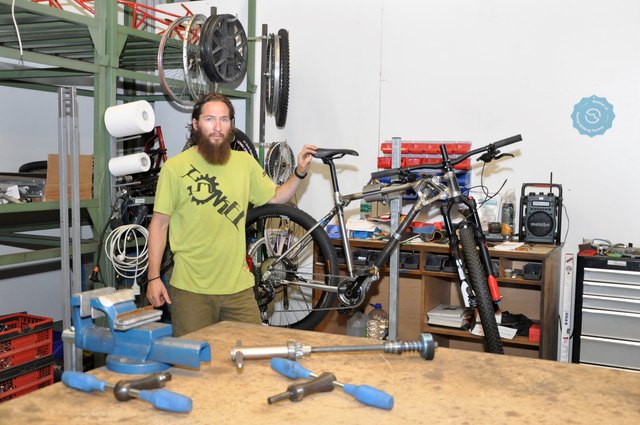 Aktuell sucht Tom Schwaiger nach Partnern, die sein faltbares Mountainbike (im Hintergrund) in Serie fertigen wollen.