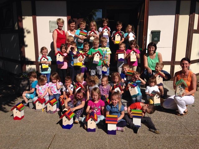 Die Kinder des Kindergartens Pitschgau mit den bunten Nistkästen, die Walter Fauth als Rohlinge vorbeigebracht hat. | Foto: KK