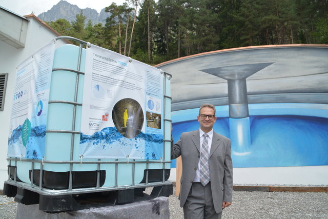 GWT-Chef Mag. Christian Mader vor dem neuen Hochbehälter und dem Trinkwasser-Würfel, ein PR-Gag: 1 Kubikmeter Telfer Trinkwasser kostet nur 1 €