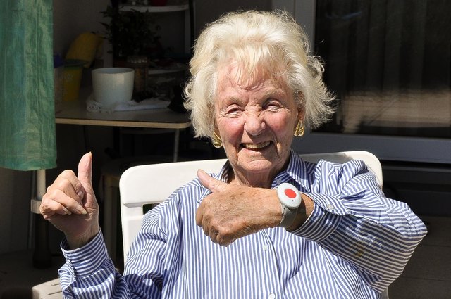 Edith Filzmair freut sich über ihr Rufhilfearmband