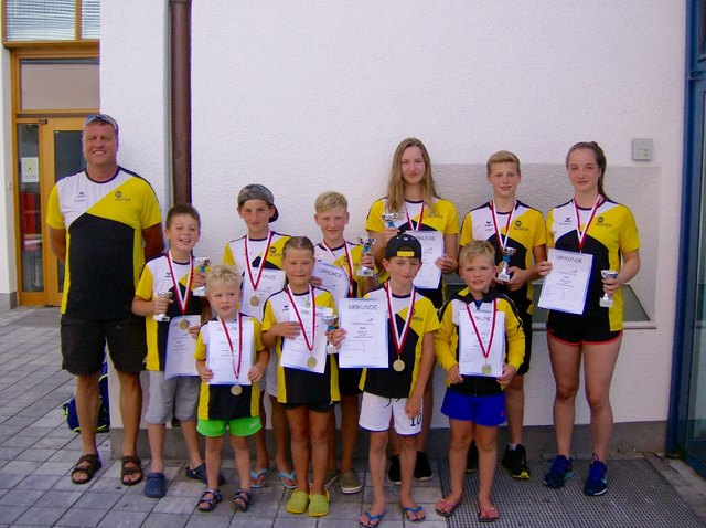 Trainer Josef Mair mit seinen erfolgreichen Schwimmerinnen und Schwimmern: Matthäus Graf, Veit Lanzinger, Luis Preyer, Lea Tabernig, Nico Tabernig, Leo Preyer, Laura Wibmer, Luis Lanzinger, Leon Wibmer und Michelle Koini (v.l.)