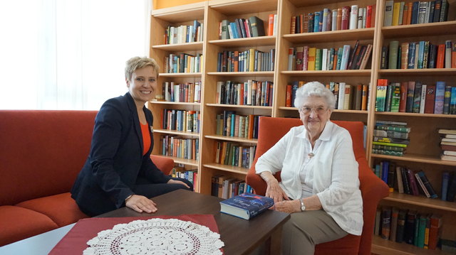 Direktorin Martina Steiner und die 94-Jährige Maria Kowaricek