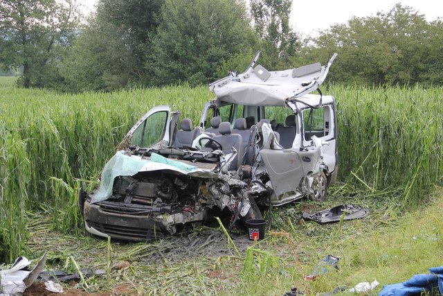 Der Kleinbus war mit acht Fabrikarbeitern besetzt, ... | Foto: Feuerwehr Jennersdorf