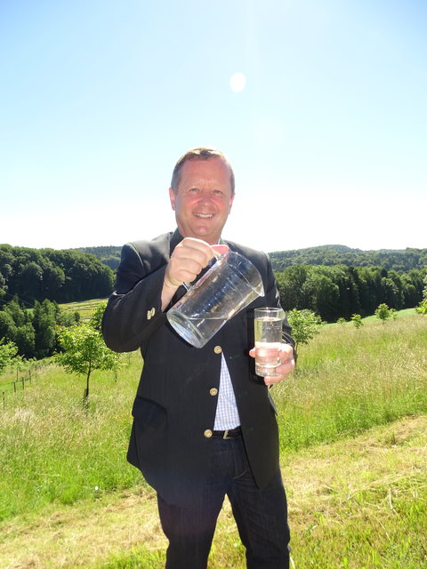 f>Tourismuschef Erich Neuhold schenkt sich ein.