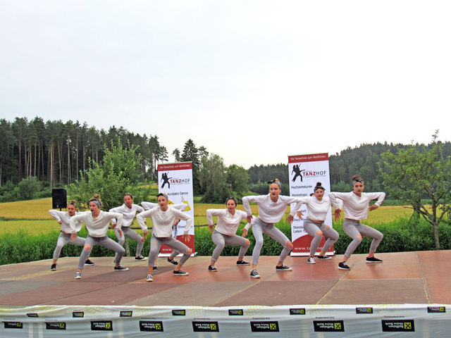 Auf der Freiluftbühne geben die Tänzer das Erlernte zum Besten | Foto: KK