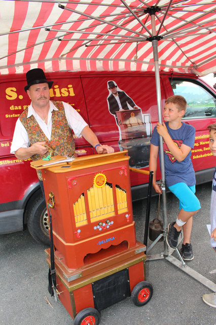 Sogar ein Drehorgelspieler schaute vorbei. | Foto: Cescutti