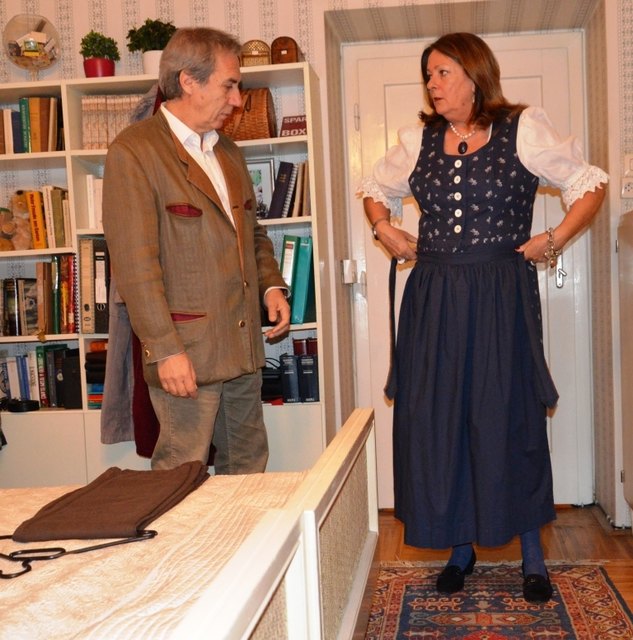 Mein erstes Dirndl samt Mann in Trachtenjacke