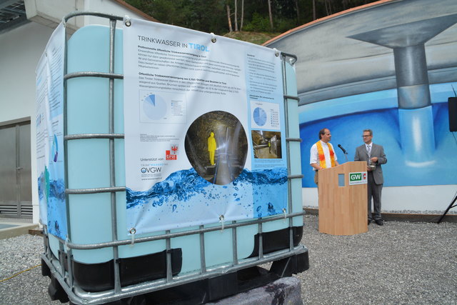 1 m³ Wasser um 1 € stellt der Behälter (vorne) dar. Der neue Hochbehälter, eingeweiht von Dekan Scheiring, fasst 1500 solcher Behälter.