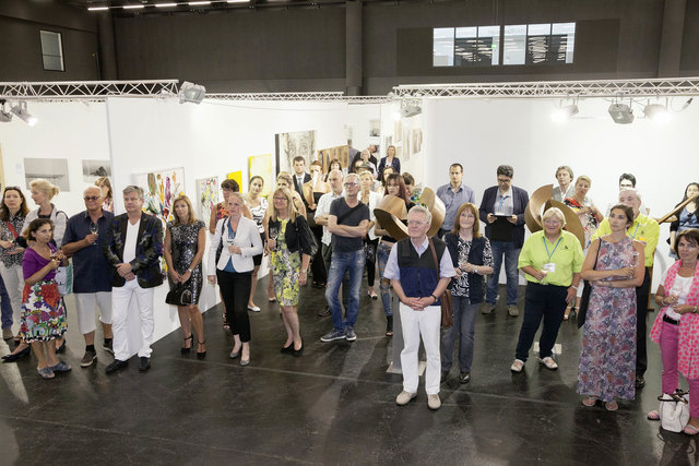 Einblick in die Messehalle bei der Eröffnung der 1. ART Salzburg Contemporary & Antiques International | Foto: Die Fotografen/Charly Lair