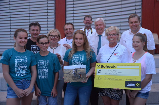 Großer Festtag an der NMS Seitenstetten-Biberbach: Spendenübergabe für den Brunnenbau im Senegal im Rahmen von "Lies los, hör zu!"; v.l.: Elisa Schatzeder, Schulrat Karheinz Vinkov, Paul Pollack, Direktorin Herta Leitner, Xaver Lahmer, Laura Mayrhofer, Willi Haiderer, Präsident Johann Heuras, Erika Haiderer, Regierungsrat Josef Hörndler und Eva Tanzer. | Foto: Hummel