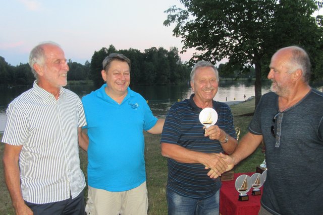Platz 4: Skipper Gerhard Nagy und Trimmer Hannes Schmid lassen sich herzlich gratulieren.