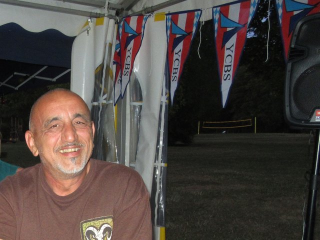 Noch lacht er, YCBS-Zahlmeister Martin Rachbauer, aber bald kommt die Rechnung. Wer soll die Sommerfest-Zeche bezahlen?