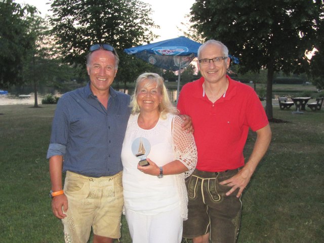 Die Crew um den abwesenden Skipper Sepp Höller schaffte Platz 3: Claudia Dringo übernimmt die Trophäe zusammen mit Josef Kreuzer (blau) und Alfred Vorderegger (rot).