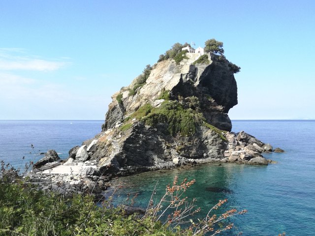 Agios Ioannis am Mamma-Mia-Felsen: hier standen Meryl Streep und Pierce Prosnan vor der Musical-Kamera .... | Foto: Günter Hellmann