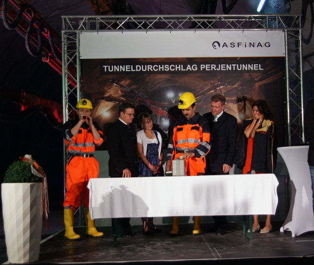 Sprengung zum offiziellen Tunneldurchschlag: LH Günther Platter, Tunnelpatin Andrea Geiger, ASFINAG-Vorstand Klaus Schierhackl und Moderatorin Katharina Kramer mit den Mineuren (v.l.)