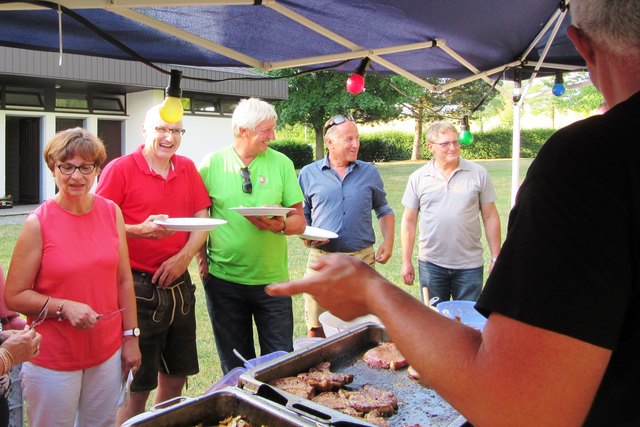 Jetzt aber sind Schopf und Kotelett schon gut gegrillt.