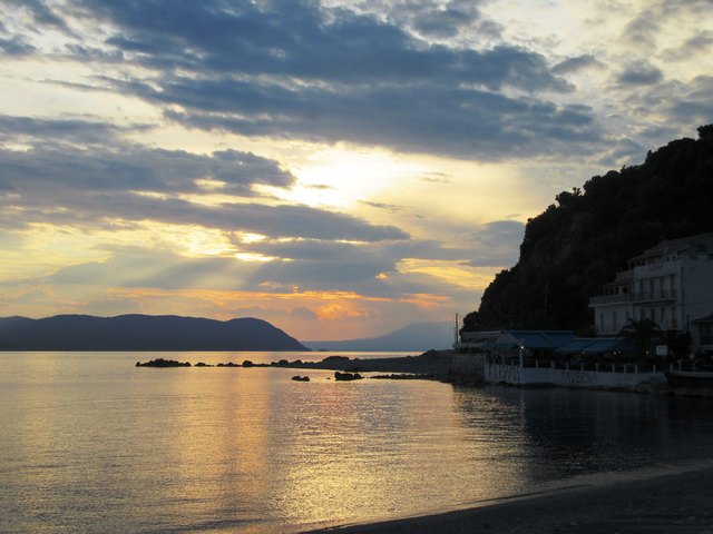 Abendstimmung über den Sporaden - Loutraki auf Skopelos im Vordergrund.