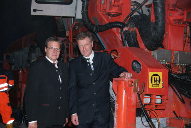 LH Günther Platter und ASFINAG-Vorstand Klaus Schierhackl mit Tunnelbohrmaschine.