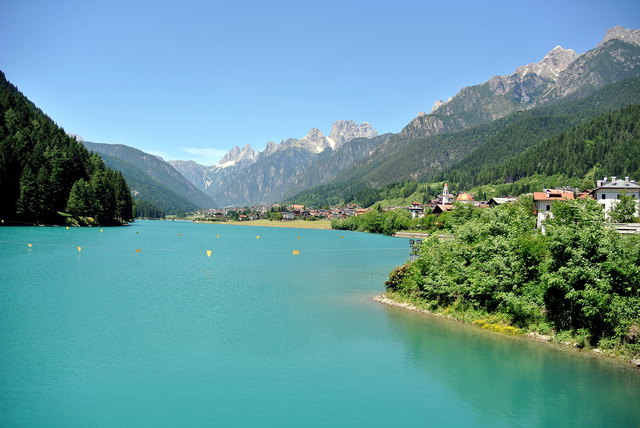 Ein Blick über den den Lago di S. Caterina bei Auronzo in Sextener Dolomiten
