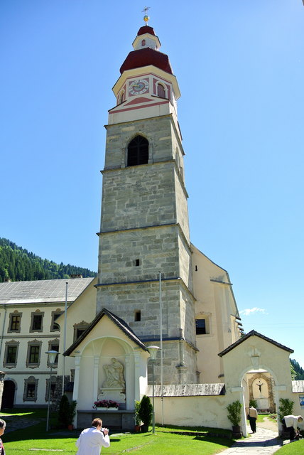 Wallfahrtsort Maria Luggau (1179 m)

Maria Luggau ist das religiöse Zentrum des Tales und ein vielbesuchter und weit über die Grenzen Kärntens hinaus bekannter Wallfahrtsort. So weitum bekannt dieses entlegende und wildschöne Stück Bergnatur seit seiner Entstehung als Wallfahrtsort im 16. Jh. ist, so unbekannt und ungenannt war es zuvor.