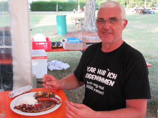 Endlich hat Fest-Organisator und Grill-Meister Rudi Eiblmaier auch etwas Zeit zum Zufuttern.